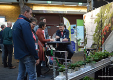 Paul Doodeman (standing on the left in the blue coat) of ABZ Seeds informs a visitor about F1 hybrid everbearing strawberry varieties, propagated from seed.